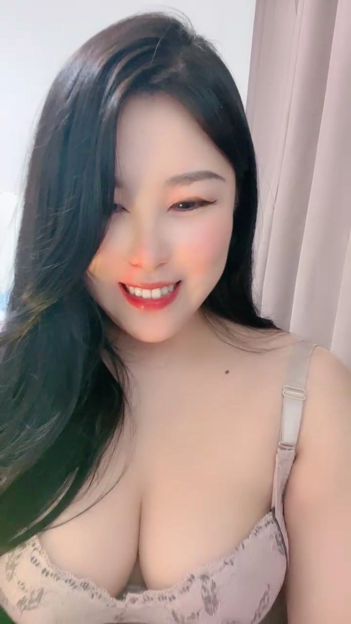 Play video: 中国业余泄露 — 菲菲穿内衣的大胸自拍