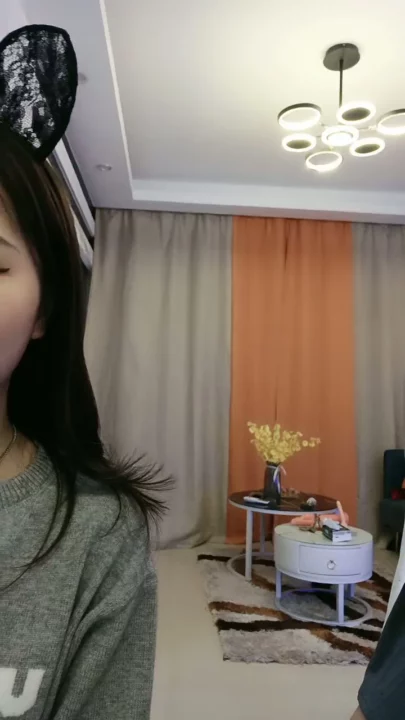 Screenshot 2 from 중국 아마추어 레즈비언 커플 — 토끼귀와 교복으로 느끼는 은밀한 정사