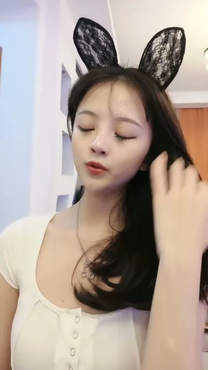 Screenshot 3 from 중국 아마추어 레즈비언 커플 — 토끼귀와 교복으로 느끼는 은밀한 정사