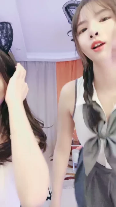 Screenshot 5 from 중국 아마추어 레즈비언 커플 — 토끼귀와 교복으로 느끼는 은밀한 정사