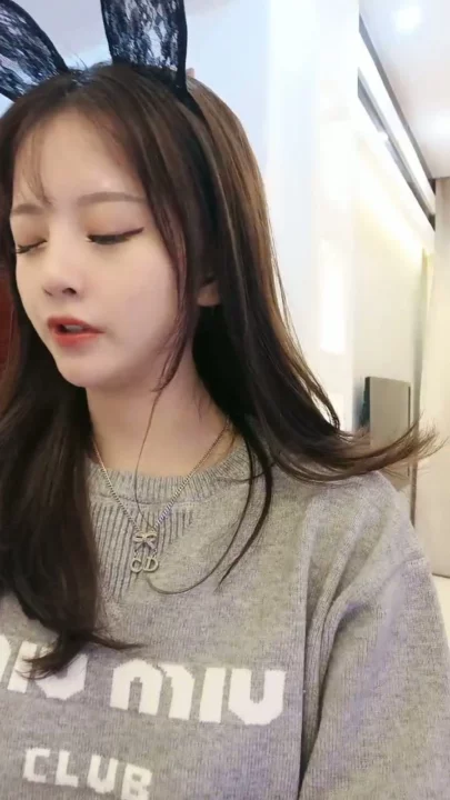 Screenshot 1 from 중국 아마추어 레즈비언 커플 — 토끼귀와 교복으로 느끼는 은밀한 정사
