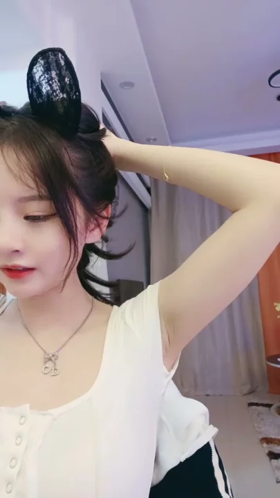 Screenshot 6 from 중국 아마추어 레즈비언 커플 — 토끼귀와 교복으로 느끼는 은밀한 정사