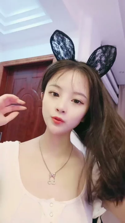 Screenshot 8 from 중국 아마추어 레즈비언 커플 — 토끼귀와 교복으로 느끼는 은밀한 정사