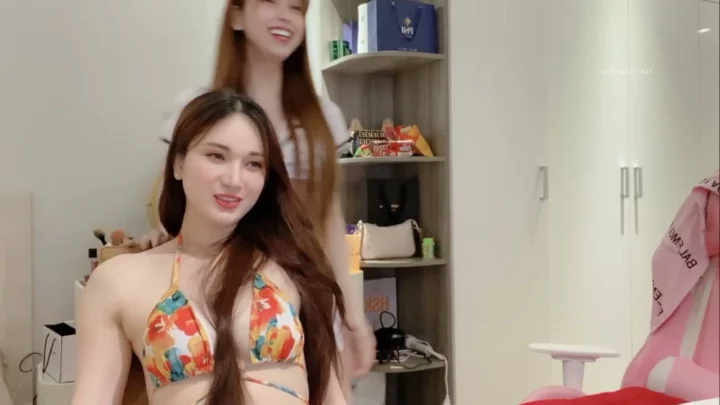 Screenshot 3 from Duo Lesbi Amatir China — Main-Memek dan Goda-Godean di Livestream [Anna102]