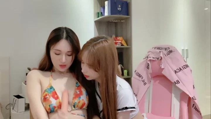 Screenshot 4 from Duo Lesbi Amatir China — Main-Memek dan Goda-Godean di Livestream [Anna102]