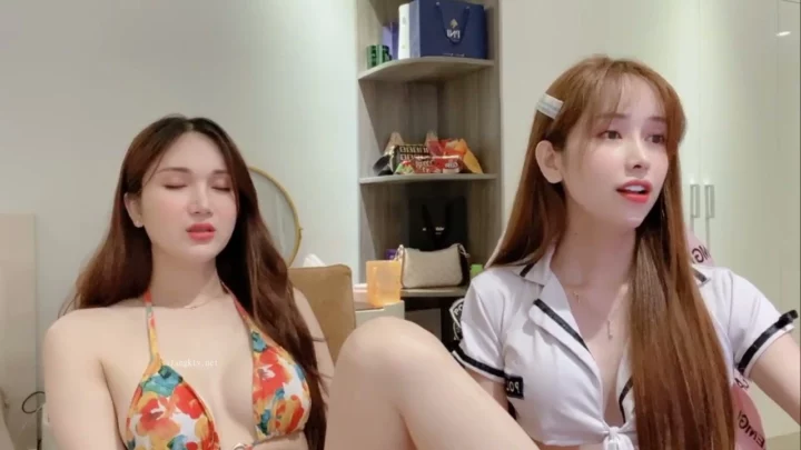 Screenshot 5 from Duo Lesbi Amatir China — Main-Memek dan Goda-Godean di Livestream [Anna102]