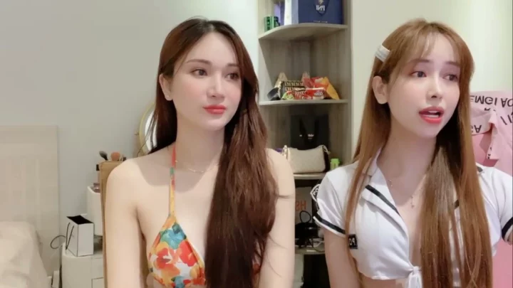 Screenshot 7 from Duo Lesbi Amatir China — Main-Memek dan Goda-Godean di Livestream [Anna102]