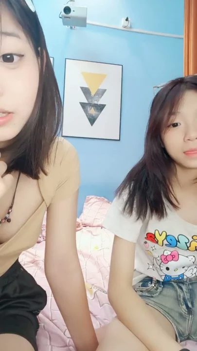 Screenshot 5 from 中国业余女同性恋 POV — 小巧双胞胎酒店内露脸做爱