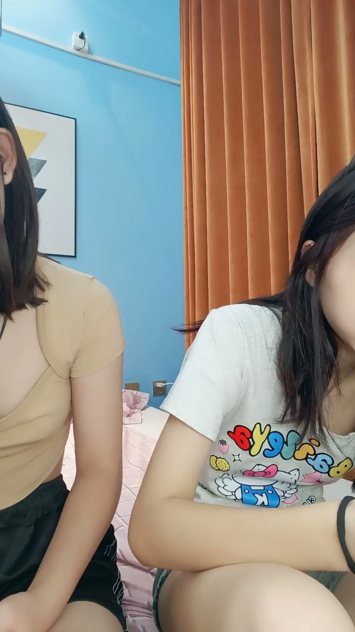 Play video: 中国业余女同性恋 POV — 小巧双胞胎酒店内露脸做爱