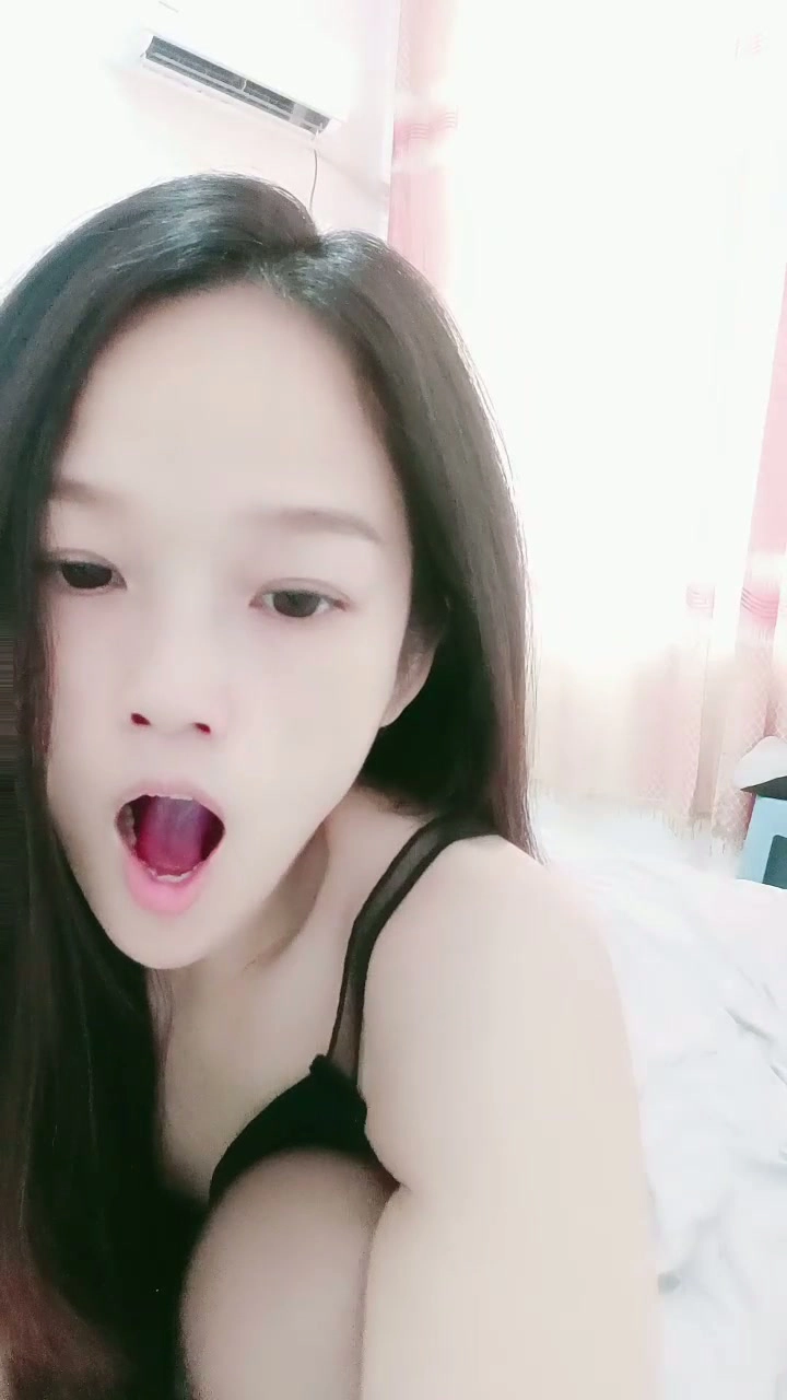 Play video: Chinese Amateur Lingerie Posing — Face-Shown Tease with Stockings and Heels