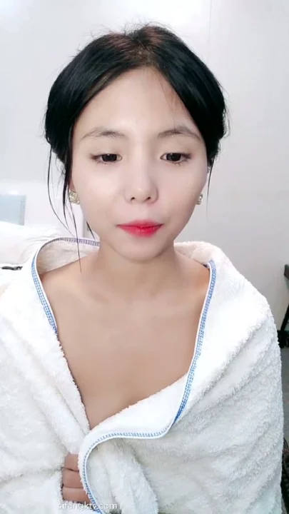 Screenshot 1 from Chinese Amateur Live Stream — Face-Shown Bedroom Encounter with Partner