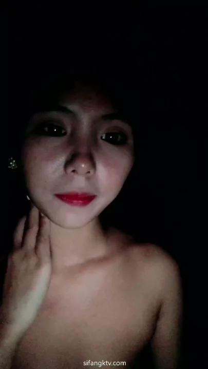 Screenshot 6 from Chinese Amateur Live Stream — Face-Shown Bedroom Encounter with Partner