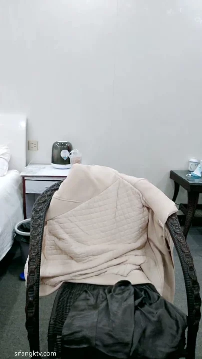 Screenshot 10 from Chinese Amateur Live Stream — Face-Shown Bedroom Encounter with Partner