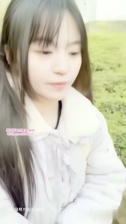 Screenshot 11 from Chinese Amateur Livestream Leak — Petite Beauty Nude in Park with Toys