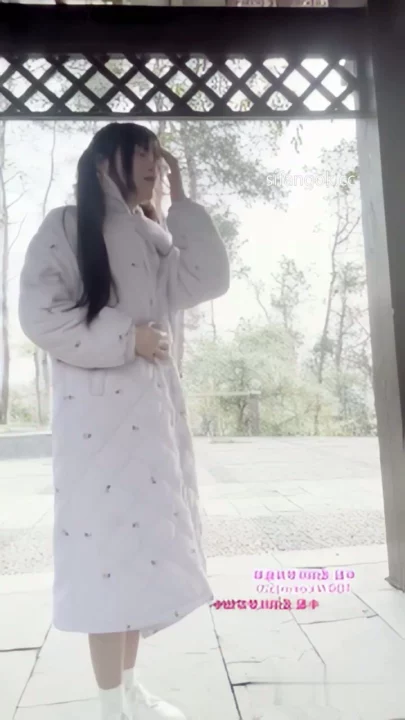 Screenshot 14 from Chinese Amateur Livestream Leak — Petite Beauty Nude in Park with Toys