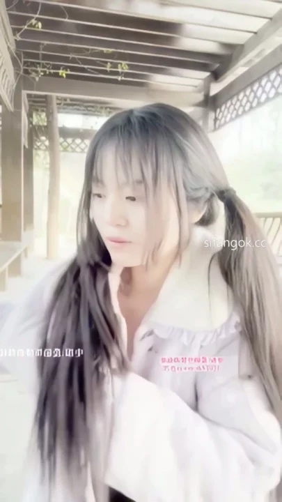 Screenshot 7 from Chinese Amateur Livestream Leak — Petite Beauty Nude in Park with Toys