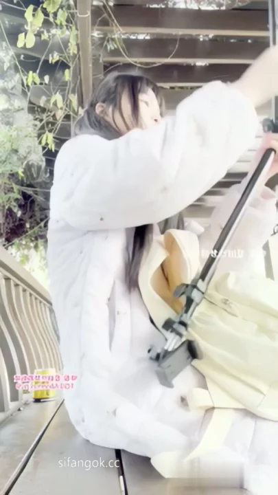 Screenshot 8 from Chinese Amateur Livestream Leak — Petite Beauty Nude in Park with Toys