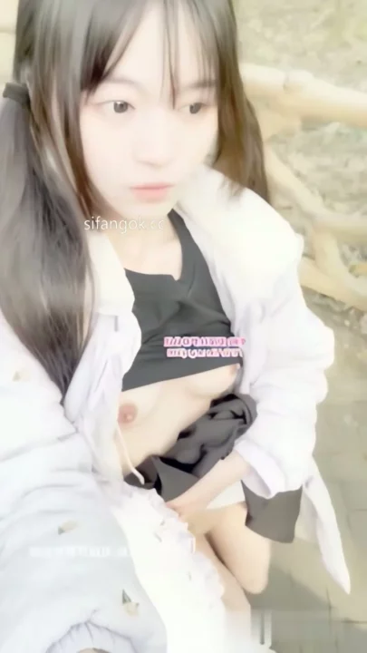 Screenshot 9 from Chinese Amateur Livestream Leak — Petite Beauty Nude in Park with Toys