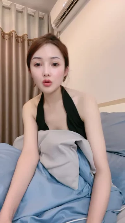9번 스크린샷, Chinese Amateur Livestream Leak — Yaoyao Fingers Wet Pussy with Green Dildo에서 캡처됨