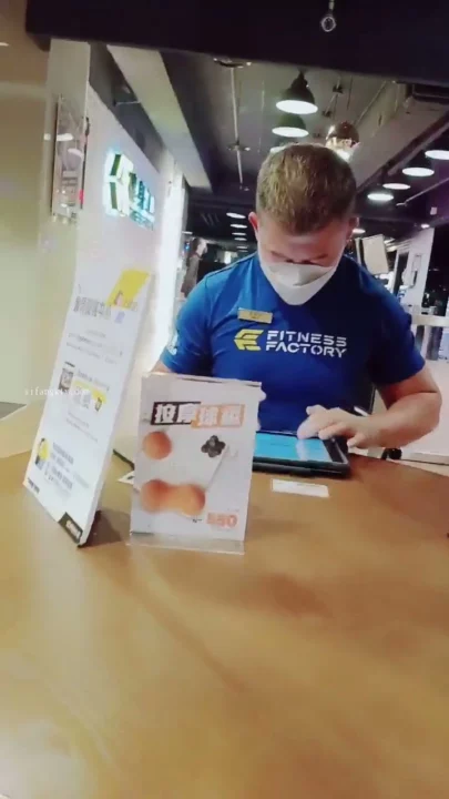 Screenshot 2 from Chinese Amateur Livestream Slut — Gym Selfie to Hotel Hookup Reveal