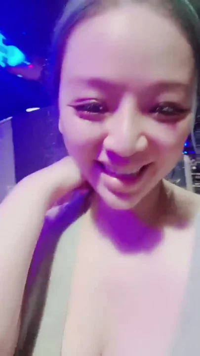 Screenshot 1 from Chinese Amateur Livestream Slut — Gym Selfie to Hotel Hookup Reveal