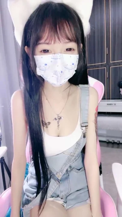 Screenshot 17 from Chinese Amateur Livestream Solo — Petite Beauty Masturbates in Lingerie 18+