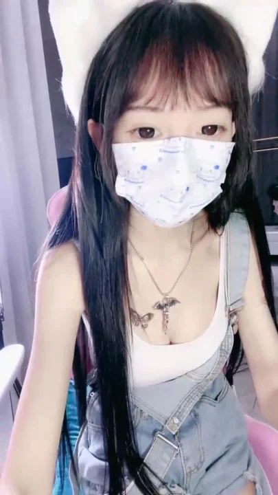 Screenshot 18 from Chinese Amateur Livestream Solo — Petite Beauty Masturbates in Lingerie 18+