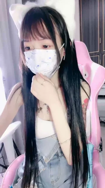 Screenshot 19 from Chinese Amateur Livestream Solo — Petite Beauty Masturbates in Lingerie 18+