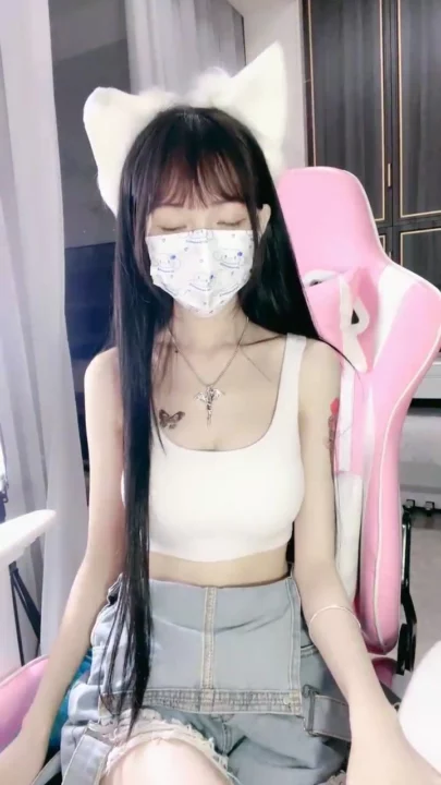 Screenshot 21 from Chinese Amateur Livestream Solo — Petite Beauty Masturbates in Lingerie 18+