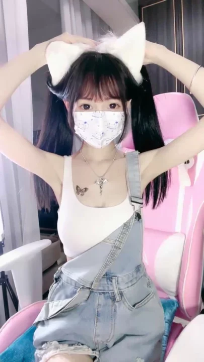 Screenshot 22 from Chinese Amateur Livestream Solo — Petite Beauty Masturbates in Lingerie 18+