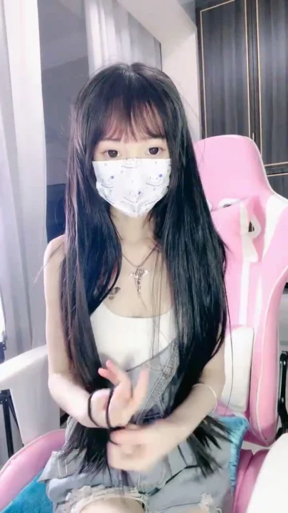 Screenshot 23 from Chinese Amateur Livestream Solo — Petite Beauty Masturbates in Lingerie 18+