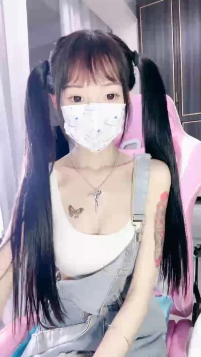 Screenshot 24 from Chinese Amateur Livestream Solo — Petite Beauty Masturbates in Lingerie 18+