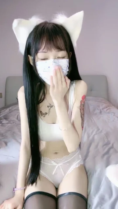 Screenshot 1 from Chinese Amateur Livestream Solo — Petite Beauty Masturbates in Lingerie 18+