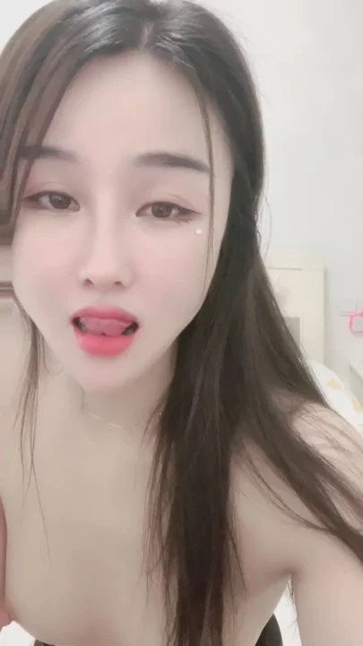 Screenshot 15 from Masturbación amateur china — Bella tetona con body de encaje negro y medias