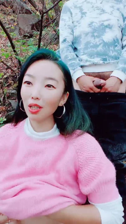 Chinesische Amateur Outdoor POV — Kleine Schlampe zeigt Gesicht und wird im Wald brutal gefickt