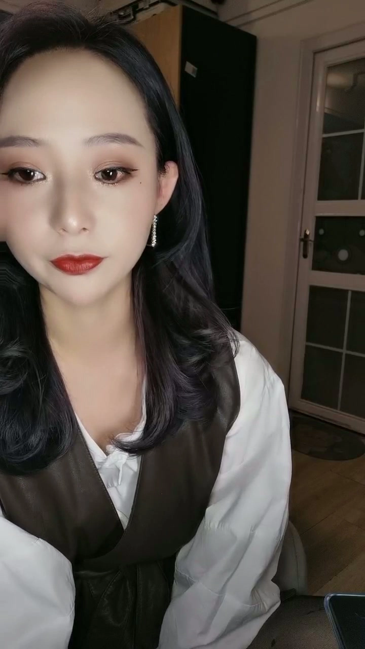 Play video: 中国业余 POV — 大胸姐姐穿内衣口交和奶交