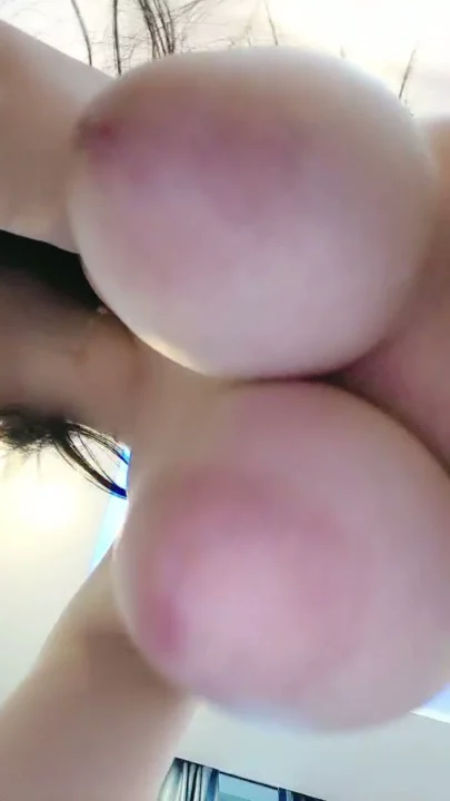 Screenshot 1 from Amateur chinoise en POV — Jeune teen plantureuse doigte sa chatte trempée en lingerie