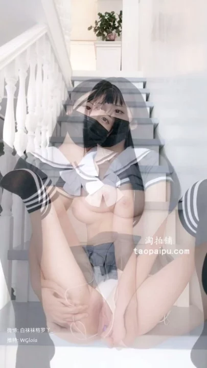 Screenshot 9 aus Chinesisches Amateur-POV — Praller Teen masturbiert mit Dildo und Vibrator auf der Treppe