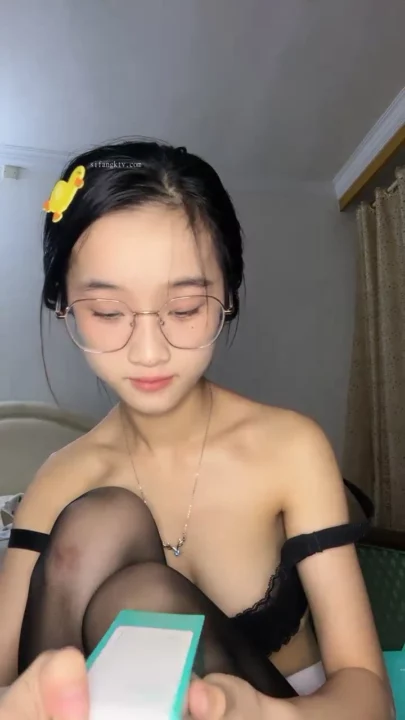 Screenshot 11 from Amateur chinoise en POV avec crème — Fille aux lunettes en lingerie et bas