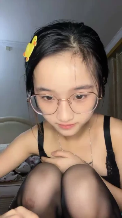 Screenshot 13 from Amateur chinoise en POV avec crème — Fille aux lunettes en lingerie et bas
