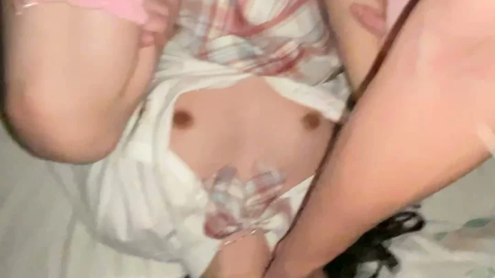 Screenshot 21 from Amateur chinoise en POV avec crème dans la chatte — Minou rasé et bas résille dans la chambre