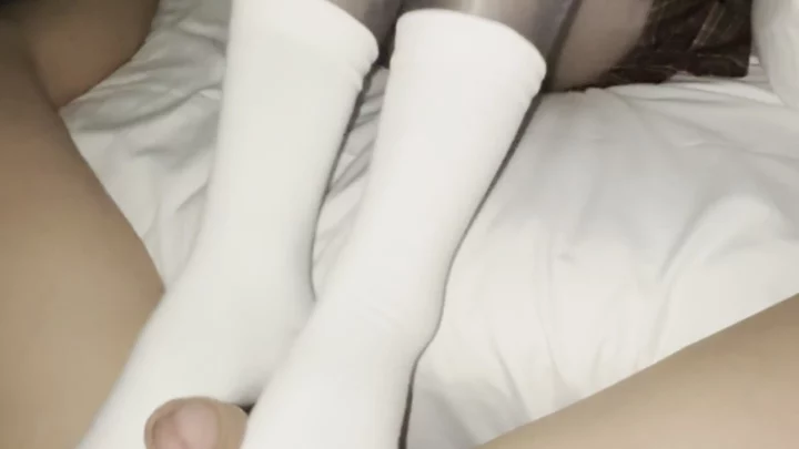 Screenshot 34 from Amateur chinoise en POV avec crème dans la chatte — Minou rasé et bas résille dans la chambre