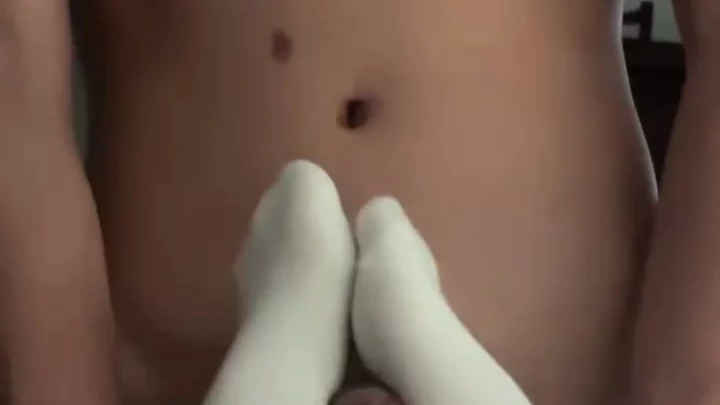 Screenshot 9 from Amateur chinoise en POV avec crème dans la chatte — Minou rasé et bas résille dans la chambre