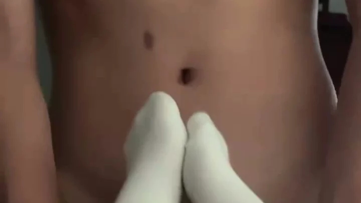 Screenshot 10 from Amateur chinoise en POV avec crème dans la chatte — Minou rasé et bas résille dans la chambre