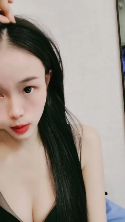 2번 스크린샷, 중국 아마추어 POV — 페이페이가 눈가리개 하고 장난감으로 샤워 중 자위에서 캡처됨