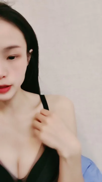 4번 스크린샷, 중국 아마추어 POV — 페이페이가 눈가리개 하고 장난감으로 샤워 중 자위에서 캡처됨