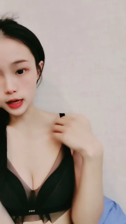5번 스크린샷, 중국 아마추어 POV — 페이페이가 눈가리개 하고 장난감으로 샤워 중 자위에서 캡처됨