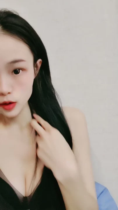 6번 스크린샷, 중국 아마추어 POV — 페이페이가 눈가리개 하고 장난감으로 샤워 중 자위에서 캡처됨