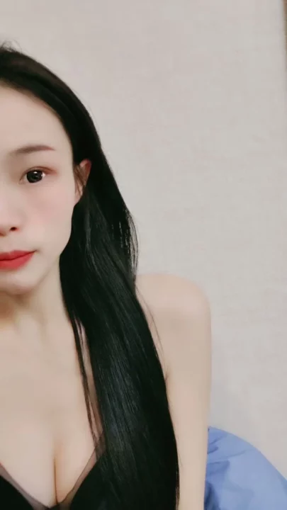 7번 스크린샷, 중국 아마추어 POV — 페이페이가 눈가리개 하고 장난감으로 샤워 중 자위에서 캡처됨