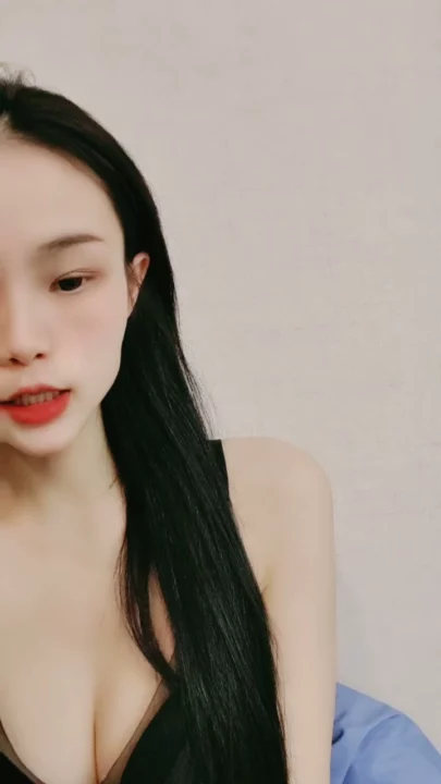 8번 스크린샷, 중국 아마추어 POV — 페이페이가 눈가리개 하고 장난감으로 샤워 중 자위에서 캡처됨